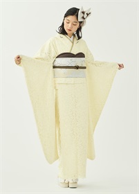 レースの振袖　ミルク