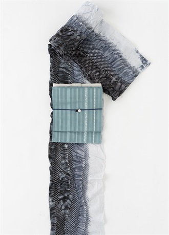 絞りゆかた　波ゆらり　墨紺