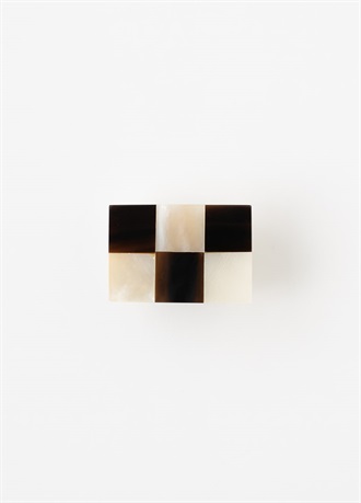 【WEB限定】帯留　水牛ラデン市松　白