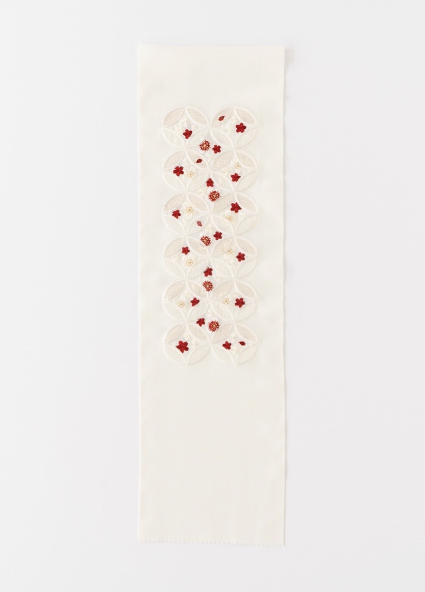 刺繍半衿　七宝に桜　赤紅（お取り寄せ品）
