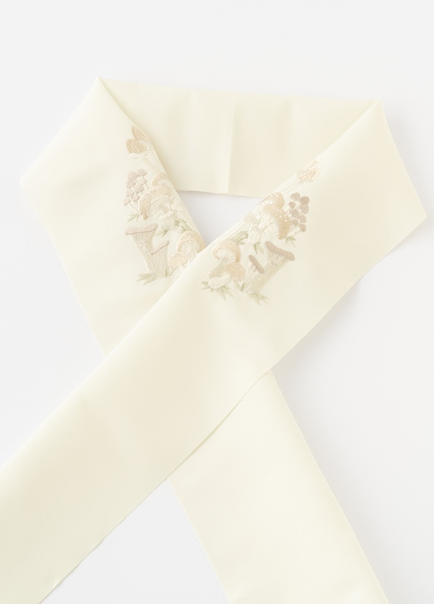 季節半衿　刺繍　きのこの行列