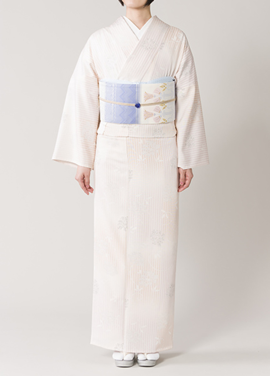 三松Kimonobbino 青みがかった上品な桜色小紋裄62 着丈152袖丈48