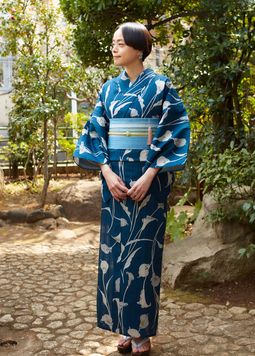 深緑の地に華やかに咲く花が美しい浴衣です