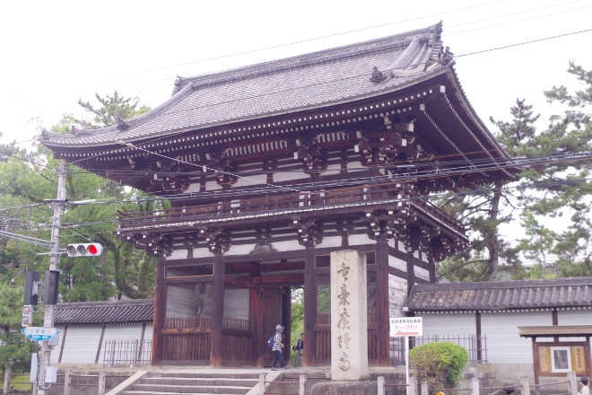 「太秦広隆寺」は、渡来人系の氏族である秦氏の氏寺であり、平安京遷都以前から存在した京都最古の寺院です。