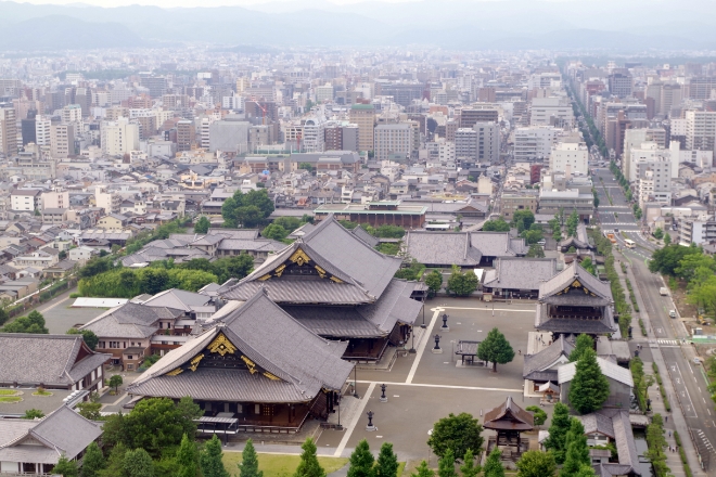 京都タワーから京都市内を望む。碁盤の目に張りめぐらされた街並みが一望できます。