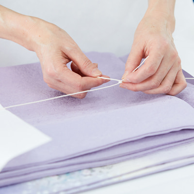 たとう紙につつむ