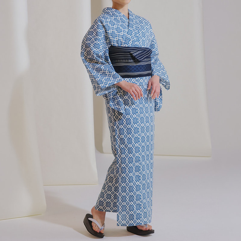色数を抑えた大人っぽい印象の浴衣