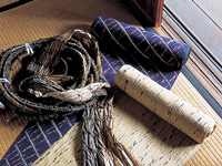 有松鳴海の絞りを施した正絹小紋や紬地の着物を本日より期間限定にて取り扱います。