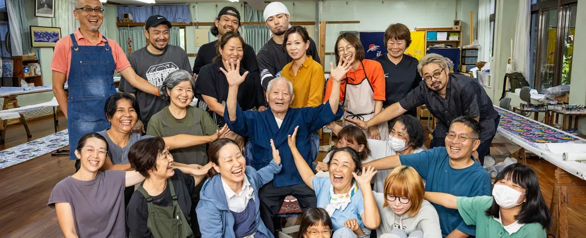 ＜きものやまと × 写真家 浅田政志＞ 城間家のものづくりの光景から、城間びんがた工房で働くみなさんののびやかな日常をお届けします。