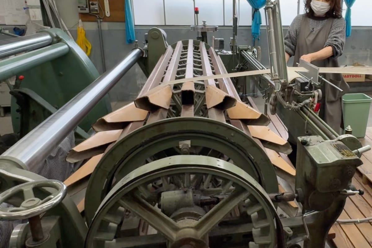 屏風から引き出した経糸を、均一なテンションを保ちながら太鼓に巻き取ります