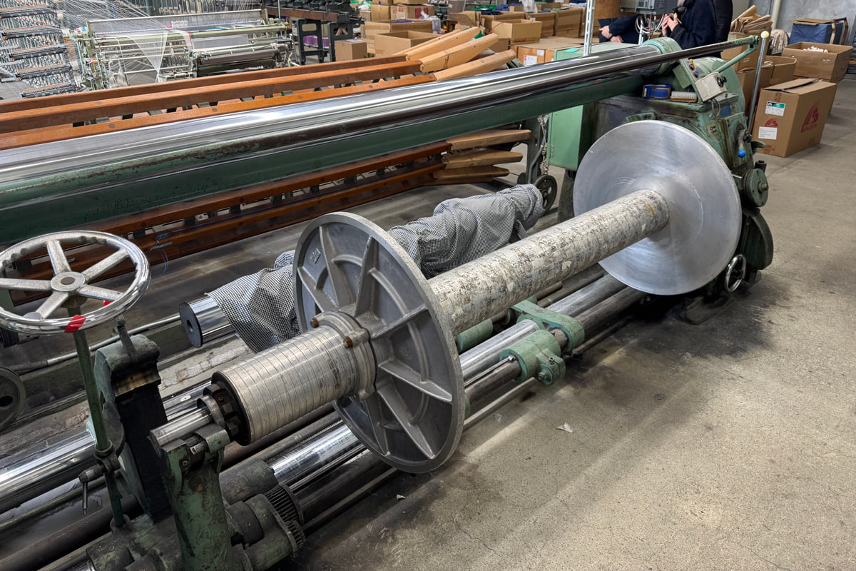 太鼓に巻き取られた経糸は、織機にセットするため、「ビーム」に巻いていきます。