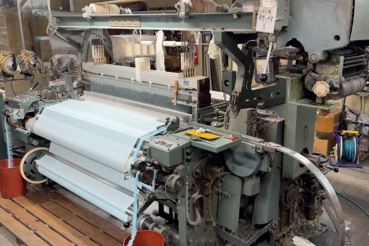 「レピア織機」を用い、広幅で織り上げます。
