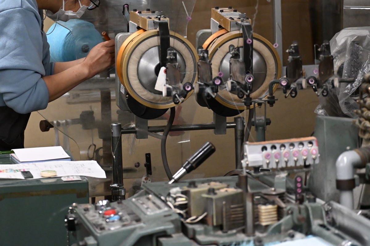 経糸が切れたりといったトラブルもしばしば。人の手を介しながら織り進めていきます。