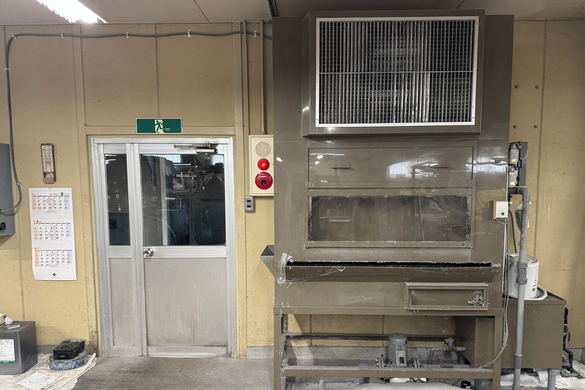 巨大な加湿器。ラミー糸はは乾燥すると切れやすいため、湿度調整に細心の注意を払います。