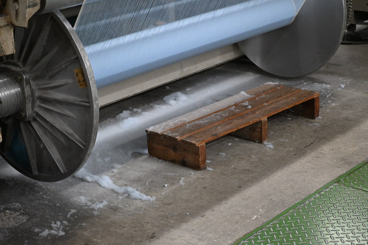 毛羽が擦れて取れて、綿埃のような毛羽のかたまりが出るため、日々の掃除が欠かせません。