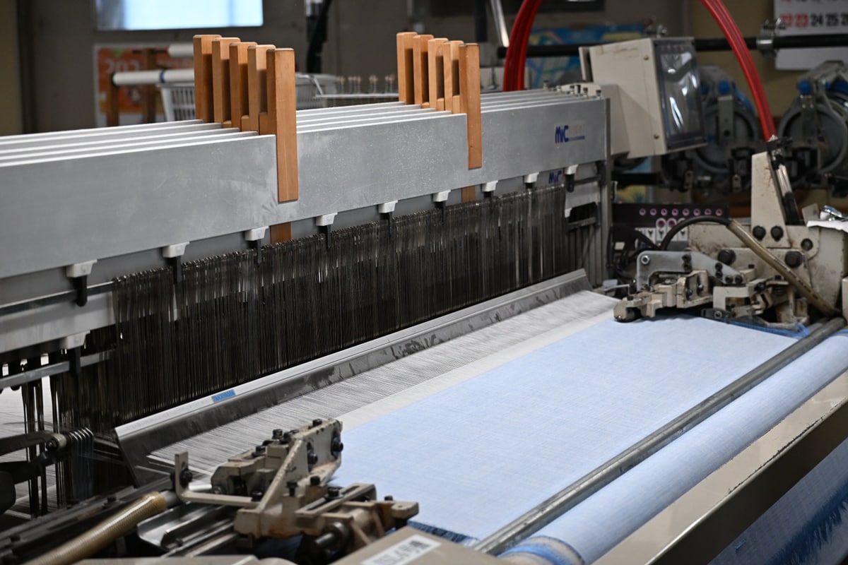 織り上がりの段階では、まだ近江ちぢみならではのシボ（凹凸）はありません。