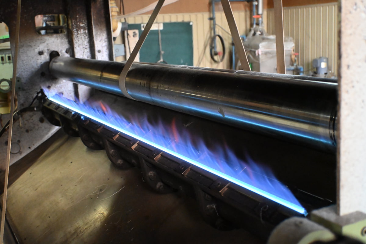 毛羽だけを焼いて、織物自体が燃えてしまわないよう、細心の注意が必要です。