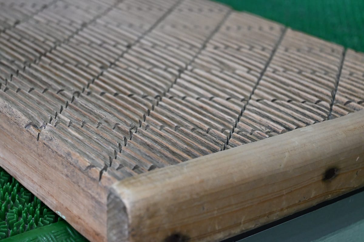 「シボ取り板」