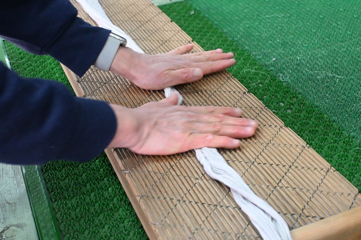 職人の感覚で、板の上で手揉みしていきます