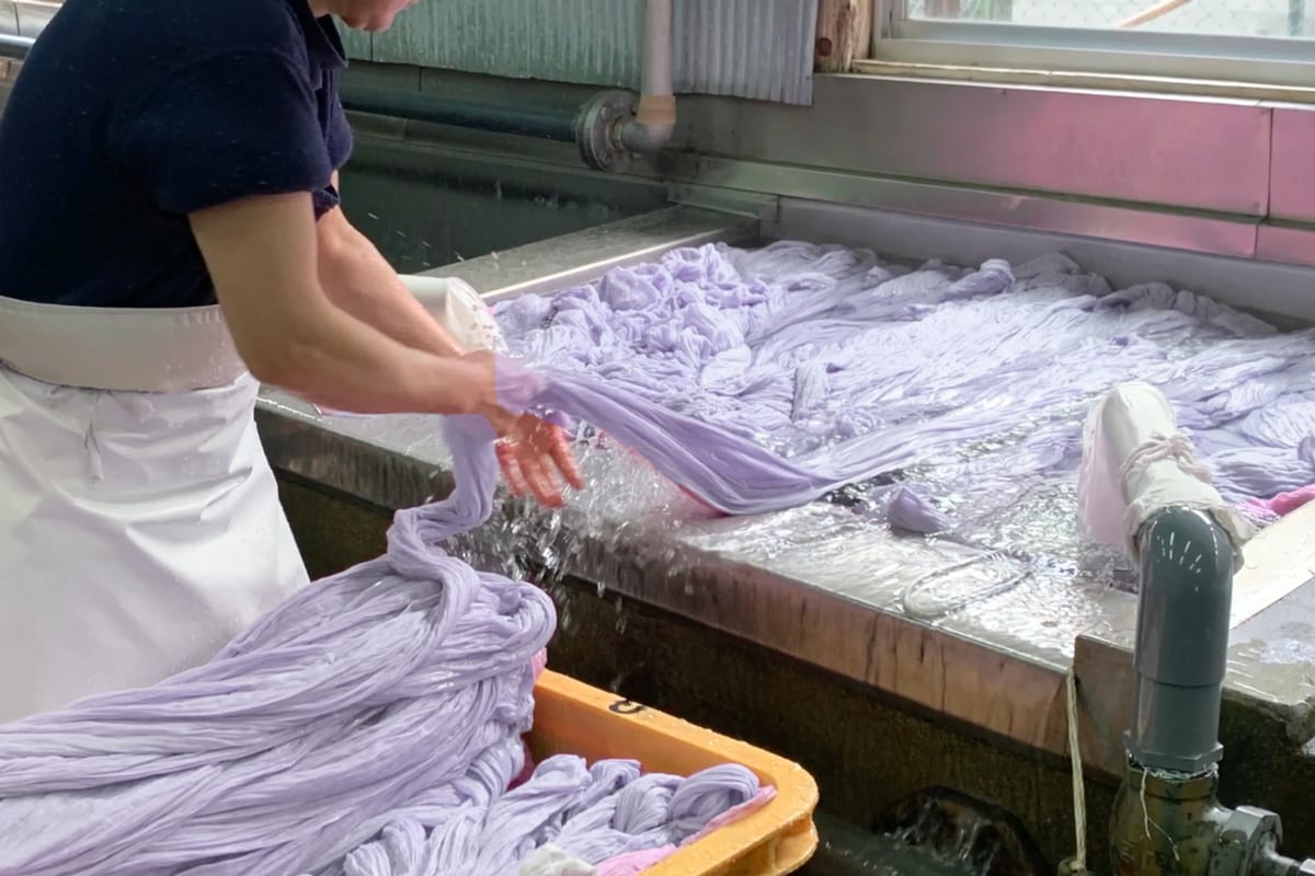 手間がかかりますが、シボの形状を美しく保つために、人の力で手洗いしています。