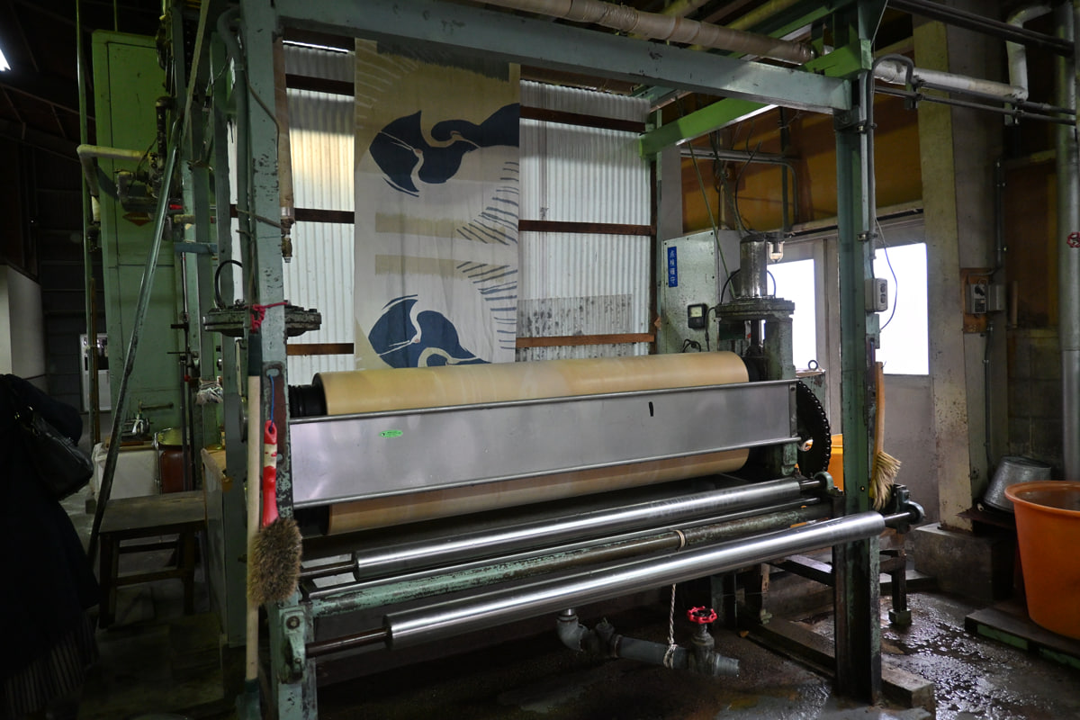 糊つけ〜乾燥専用の機械。生地を過度に縦方向にひっぱらない特殊な乾燥機を使用しています。