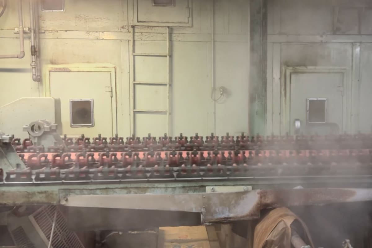 高温の熱風を当て、加熱・乾燥させています。