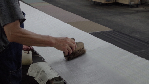 青柳では、独自の生地も自社で生産しています。凹凸のある変わり織の生地は、染めるにも高度な技術を要します。
