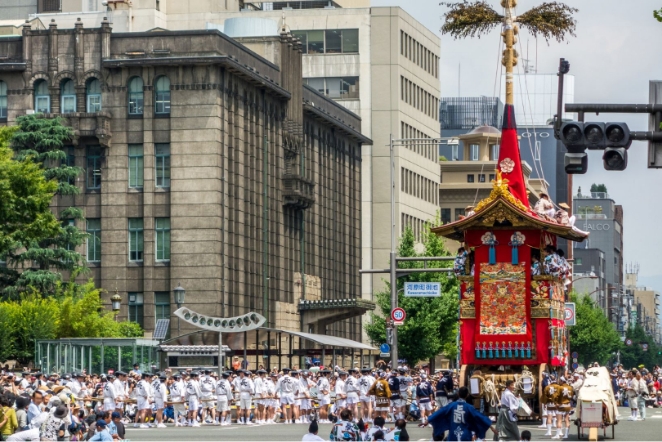 祇園祭最大の見せ場「山鉾巡行」。室町の染め屋さん皆、祇園祭を楽しみにしています。