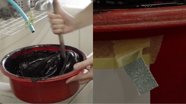 色糊の見た目はほぼ黒なので、染め上がりのカラーチップを、色糊の入った桶に貼っておきます。