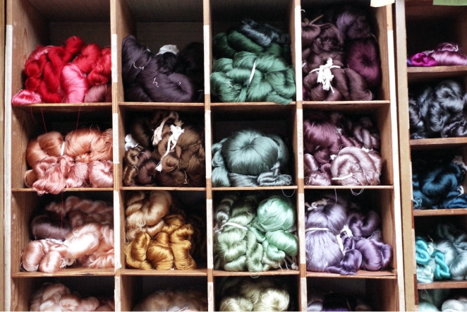 色糸は数百以上。糸屋さんからはじまったので、素材にも染色にもこだわっています。