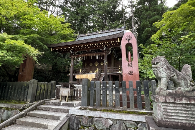 今宮神社の境内地にある織姫社には、織物の杼を模した碑があります。