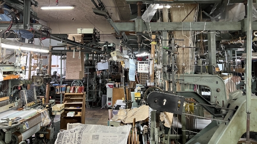 自社工場内には、様々な織機がたくさんあります