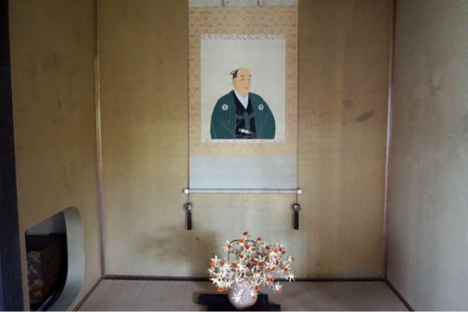 養蚕や織物を産業として確立させた米沢藩主「上杉鷹山公」。新田家の居間には鷹山公の掛け軸がかけられています。