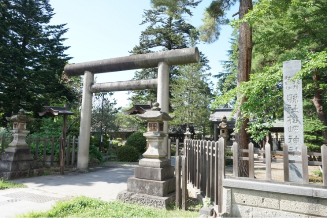 鷹山公が祀ってある松岬神社。米沢の織物組合では鷹山公への尊敬の意を込めて、お正月には銅像をみんなで拝しています。