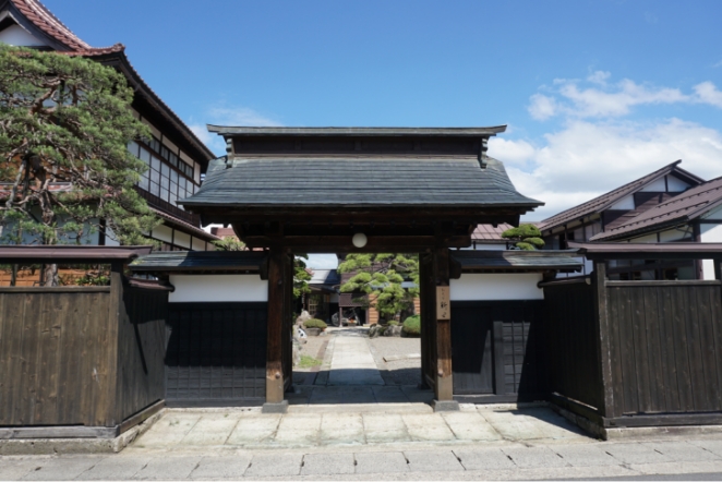 昭和元年に建てられたという築約100年の新田家住居兼工場。