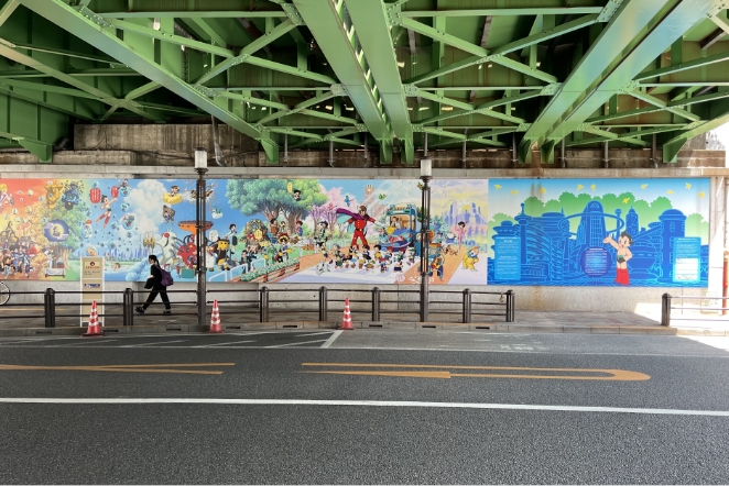 新宿・高田馬場は、漫画家 手塚治虫さんのプロダクションがあったことより、手塚治虫ゆかりの地としても知られます。駅の高架下には手塚マンガの壁画が描かれています。