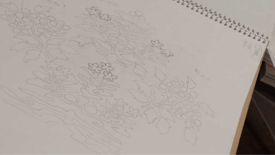 沖縄で描いたデッサン。先祖とつながっている沖縄の墳墓をみて、同じ一つの土に根を張り、そこから様々な花が芽吹いているイメージで図案をつくったそう。