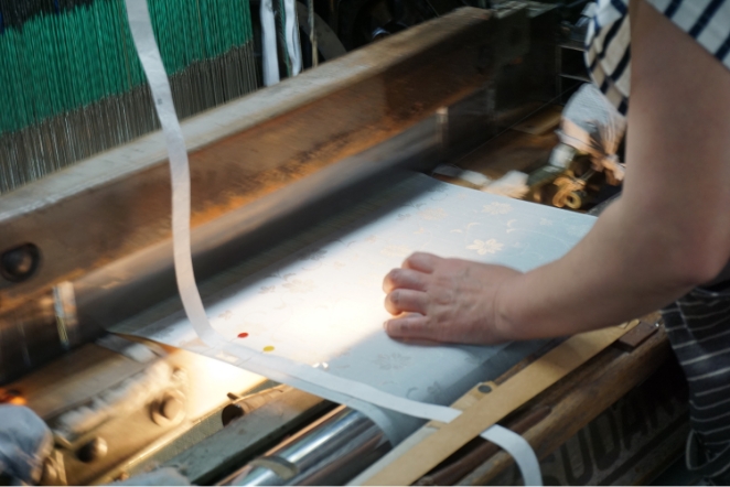 明治時代、米沢で一番最初にジャカード織機を導入した白根澤。経糸、緯糸を絡めることで隙間をつくり透かしを表現する「もじり織」を得意としています。