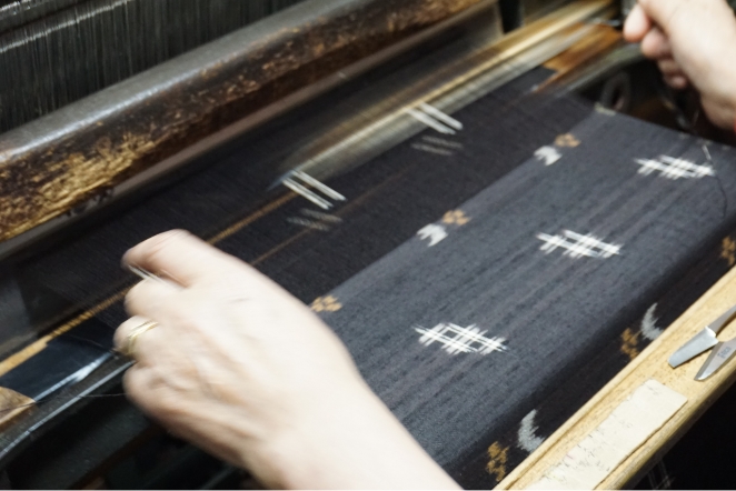 日本列島の一番北の地域でつくられる「絣」の着物。素朴ながらも絹織物特有の艶も魅力。この長井紬・米沢紬・白鷹紬をあわせて置賜紬として、国の伝統工芸品に指定されています。